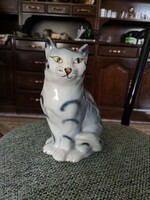 Csíkos macska szobor