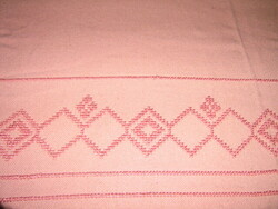 Gyönyörű hímzett keresztszemes mályva színű függöny