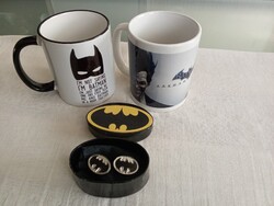 Két különböző Batman mintás bögre és mandzsetta gomb a Batman imádóknak együtt!