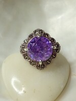 Lila köves, körben markazitokkal díszített ezüst gyűrű - 55- ös méret