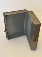 KÖNYV ALAKÚ FÉM, VAS LÁDA, DOBOZ 26.5 x 20.5 x 7.5 CM