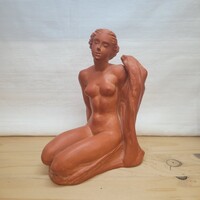 Tóth Vali terrakotta ülő akt