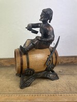 -AV880- Régi Alumínium Szobor Hordón Ülő Ember