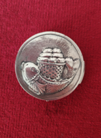 Aranyozott ezüst, poncolt, trébelt, domborított, egyedi pixis, ostyatartó, liturgikus ötvöstárgy.