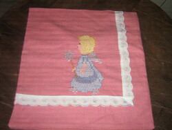 Gyönyörű hímzett angyalkás madeira csipkés díszpárna huzat