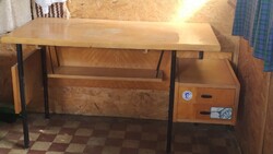 CSAK 5000 FT FOGD ÉS VIDD!!Retró vas lábú íróasztal felújitoknak Jelképes összegért!!!!