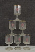 Szimbólumokkal díszített, talpas üvegpoharak A386