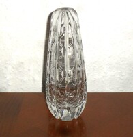 Vastagfalú, metszett, csiszolt kristály váza, levélnehezék . 18.5 cm magas.