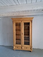 Könyvespolc vitrin üvegajtos szekrény