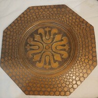 Díszes fatányér a lakás ékköve és egy hasznos használati tárgy