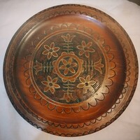 Díszes fatányér, ami a lakás ékköve és egy hasznos használati tárgy is lehet