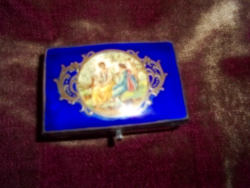 Porcelán ékszertartó doboz , fém szegéllyel-kép körül plasztikus díszités