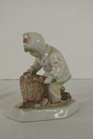 Zsolnay porcelán figura fát hordó kisfiú A403