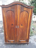 Neobarokk szekrény.