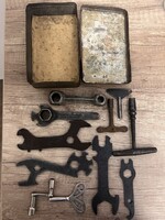 Antik szerszámkészlet régi fémdobozban – egyben eladó (ritka, eredeti állapot)