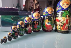 Igényes 26 cm es orosz népmese jelenetes matrjoska fababa 9db os