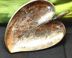 Ŕégi fém kínáló, falevél formájú