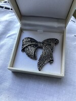 Ezüst markazitos masnis bross kitűző, ékszer