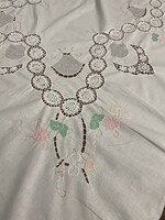 Nagy asztal terítő hímzett csipkés