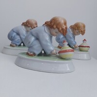 Zsolnay búgócsigával játszó kisfiú!