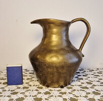 Brutalista stílusú, nehéz (2170 gram) sárgaréz kiöntő– 16,5 cm-es, rusztikus iparművészeti dísztárgy