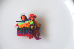 Kézműves latin-amerikai, inka(?) miniatűr gyapjúből kötött népviseletes pár - kitűző, bross