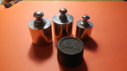 Hiteles patika mérleg súlyok , 2 db  200 gr. nikkelezett , - 1 db 100 gr nikk. - 1 db 100 gr , öntöt