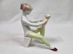 Aquincumi lány macival porcelán figura hibátlan állapotban 14 cm. magas