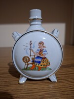 Kőbányai Porcelángyár porcelán rokkás nő, mulatság mintás kulacs.12,7 cm. Hibátlan.Jelzett