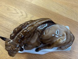 Fekvő bölény Zsolnay