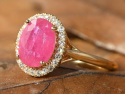 Iliana Arany(18K) rubinos (kb 2,2ct)gyémánt köves (20 db~0,16ct.) glória gyűrű, 2,25 g, 55-ös