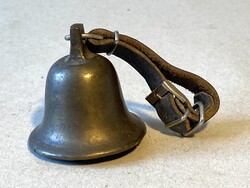 SZÉP FORMÁJÚ, ANTIK RÉZ CSENGŐ, RÖVID BŐR SZÍJJAL 3.6 CM MAGAS