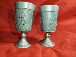 2db vadászjelenetes ón pohár