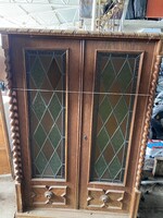 Üveges vitrinszekrény