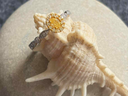 Modani sárga és fehér arany(18K) sárga és fehér gyémántos (kb. 0,5 ct) gyűrű