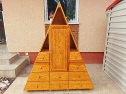 Eladó egy SZIGEDI 10 fiókos különleges piramis alaku fenyő szekrény.