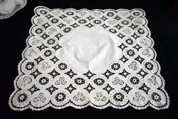 Hímzett szecessiós terítő , asztalterítő 70 x 74 cm , madeira , lyuk hímzés