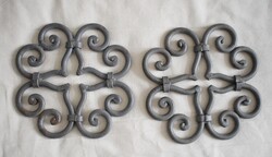 Kerítés elemek párban , kortárs iparművészeti termék 20,5 x 20,5 cm x 2db kovácsoltvas