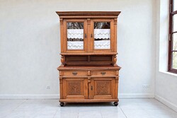 Vintage faragott tálalószekrény