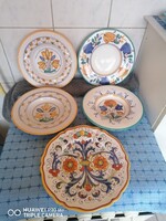 Olasz majolika, mázas kerámiák.  Habán mintás disztányérok.  Unbriai régióból származnak. 5db-os.