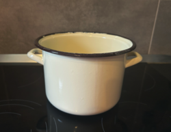 Kis fazék, vaj színű
