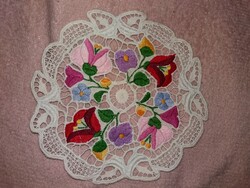 Nagyon szép kalocsai riselt hímzet kerek kör terítő 16 cm átmérő a képek szerint 3.
