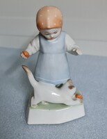 Zsolnay antik, cicával játszó kislány, 14cm magas