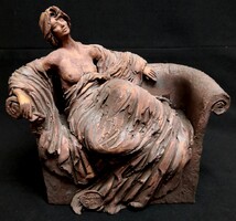 DT/518. Debreczeni-Pelcz – Ülő akt a kanapén, figurális kerámiaszobor