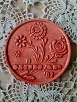 Nőnap 1982 kedves rózsaszín mázas kerámia plakett Mecseki Uránbánya Vállalat Pécs