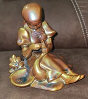 Zsolnay eozin libát tömő lány, pajzspecsétes jelzésű