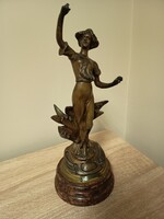 Ruchos szignóval ellátott női spiáter szobor