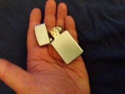 2001. KESKENY VÉGIG inox ELEGÁNS NŐI ZIPPO öngyújtó a képek szerint
