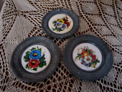 3 db Fajansz betétes óntányér ón  dísztányér