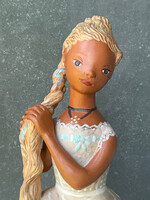 Kovács Margit, nagyméretű kerámia szobra. Haját fonó lány.